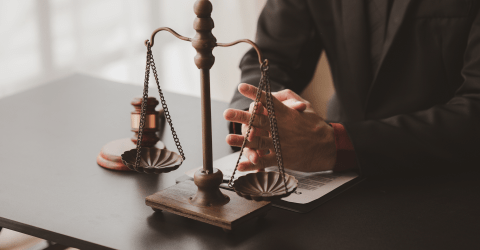 Rechtsbijstand: weegschaal staat op een bureau voor een advocaat